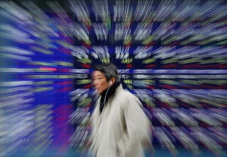 　１月８日、寄り付きの東京株式市場で、日経平均は前営業日比３５８円２３銭安の２万３２１７円４９銭となり、 大幅に反落してスタート。写真は２０１１年１２月、都内で撮影（２０２０年　ロイター/Kim Kyung-Hoon）