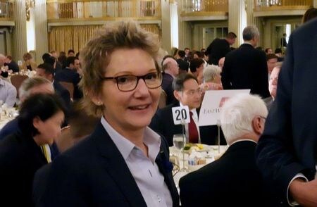 ６月２２日、米サンフランシスコ地区連銀のデイリー総裁は、気候変動は世界経済と金融システムに「重大なリスク」をもたらしており、米国の広範な地域が混乱する可能性があると述べた。写真は２０１９年１０月、ロサンゼルスで開かれた会合に出席するデイリー氏（２０２１年　ロイター／Ann Saphir）