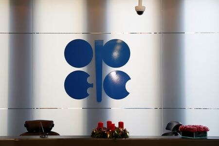 石油輸出国機構（ＯＰＥＣ）は、新型コロナウイルス感染の第２波により今年後半の経済回復が抑制された場合、過去最大の協調減産で市場を均衡化させ過剰在庫を解消しようとする試みが失敗すると懸念を強めている。ウィーンで２０１８年１２月撮影（２０２０年　ロイター/Leonhard Foeger）