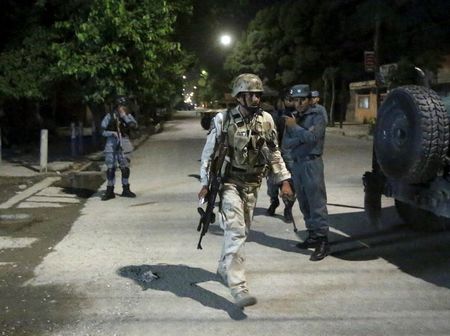 　５月１３日、アフガニスタンの首都カブールのゲストハウスに、銃を持った男らが押し入り、米国人１人とインド人２人を含む少なくとも５人が殺害された。写真は警戒に当たる治安部隊（２０１５年　ロイター/Omar Sobhani）