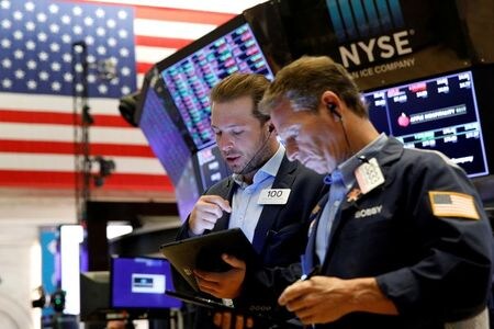7月３０日、 米国株式市場は下落して取引を終えた。売上高の伸びが鈍化するとの見通しを示したアマゾン・ドット・コムが値下がりした。指数は週間でも下落したが、月間ではＳ＆Ｐ総合５００種が６カ月連続で上昇した。写真は７月２１日、ニューヨーク証券取引所で（２０２１年　ロイター／Brendan McDermid）