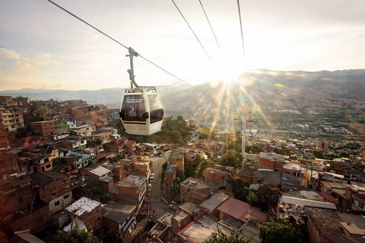 2004年に開通したロープウエーは貧困層のライフラインにもなっている　JOHN CRUX PHOTOGRAPHY-MOMENT OPEN/GETTY IMAGES