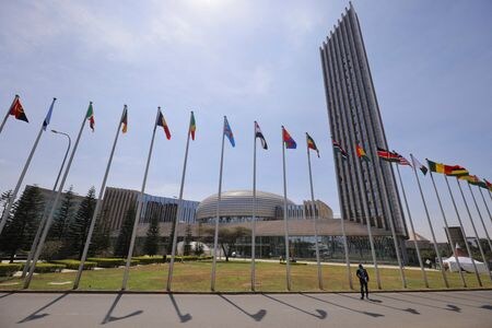 　エチオピアで１４日から行われたアフリカ連合（ＡＵ）首脳会議は、ソマリアなど「アフリカの角」と呼ばれる地域を巡るサウジアラビアとアラブ首長国連邦（ＵＡＥ）の利害対立が影を落とす形になった。写真はアフリカ連合委員会本部（２０２６年　ロイター/Tiksa Negeri）