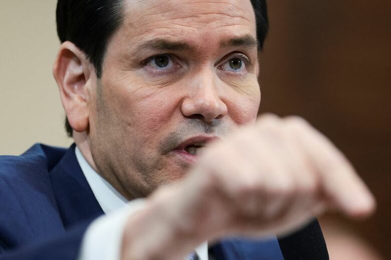米連邦議会議事堂で行われた下院外交委員会の公聴会で証言するルビオ国務長官。３日撮影。REUTERS/Evelyn Hockstein