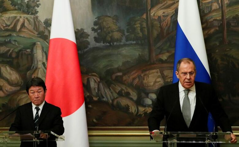 2019年12月19日、モスクワで記者会見する茂木外相（当時）とラブロフ外相。REUTERS/Shamil Zhumatov