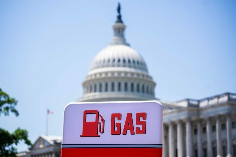 米連邦議会議事堂前に掲げられたガソリン価格高騰に抗議するプラカード（5月20日）Tom Williams/CQ-Roll Call/Sipa USA via Reuters Connect