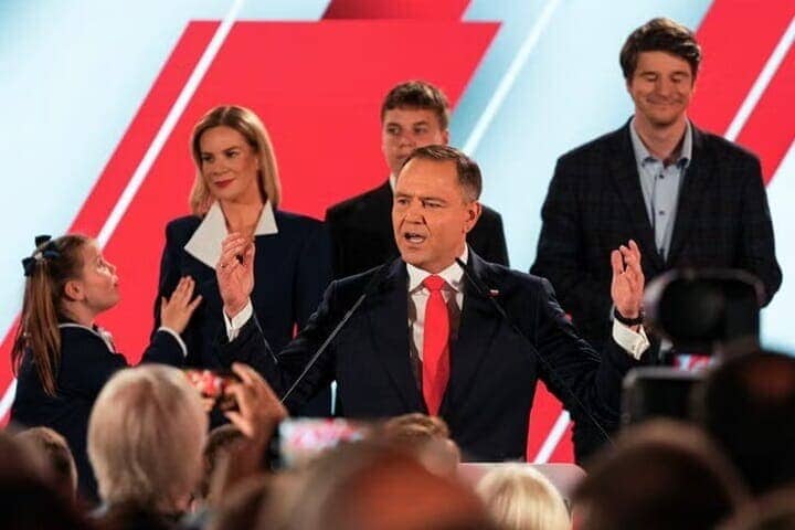 ポーランドで１日、大統領選の決選投票が実施された。ニュースサイト「Ｏｎｅｔ」は２日未明、愛国主義的な右派野党「法と正義（ＰｉＳ）」が推すナブロツキ氏が得票率５０．９％で勝利する見込みだと報じた。１日、ワルシャワで演説する同氏（２０２５年　ロイター／Aleksandra Szmigiel）