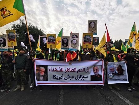 　トランプ米大統領は４日、イラン革命防衛隊の精鋭「コッズ部隊」のソレイマニ司令官殺害を受けてイランが米国人や米国の施設を攻撃した場合、イランの施設５２カ所を「非常に激しく」攻撃するとツイッターに投稿した。写真はソレイマニ司令官らの葬儀に集まった人々。バグダッドで撮影（2020年　ロイター/Thaier al-Sudani）