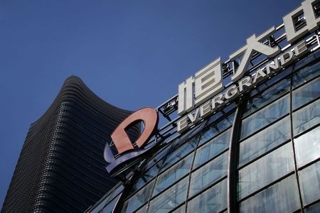 　中国の不動産開発大手、中国恒大集団は、２２日夜に社内会議を開催し、会長が幹部に対し、確実な不動産の引き渡しを促したと発表した。写真は同社のロゴ。上海で２２日撮影（２０２１年　ロイター/Aly Song）