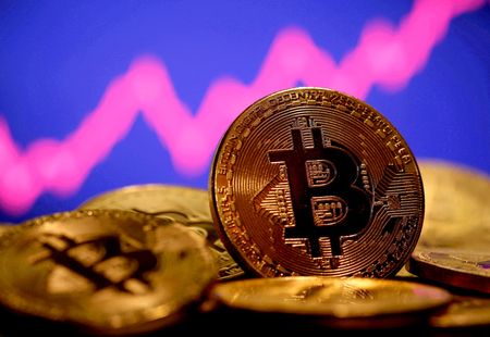 　暗号資産（仮想通貨）ビットコインが３月１４日の取引で９カ月ぶりの高値を付け、過去４日間の上昇率が３０％を超えた。２０２１年１月撮影（２０２３年　ロイター/Dado Ruvic）