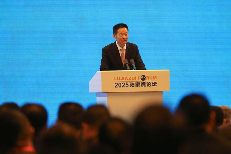 写真は中国証券監督管理委員会（証監会）の呉清主席。2025年6月、上海で撮影。REUTERS/Brenda Goh