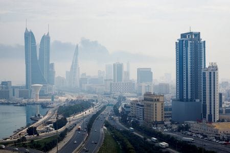 写真は3月12日、バーレーンの首都マナマで撮影。REUTERS