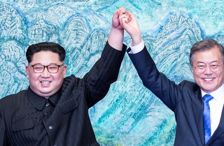 第3回南北首脳会談 「板門店宣言」に署名した金正恩委員長（左、4月27日）　Korea Summit Press/Reuters