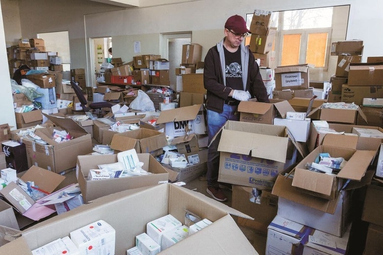 ウクライナ西部の町で救援物資の医薬品を仕分けする援助団体スタッフ　SERHII HUDAKｰREUTERS