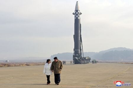 北朝鮮国営の朝鮮中央通信（ＫＣＮＡ）は１９日、金正恩朝鮮労働党総書記が１８日のミサイル発射実験に娘を同行させたと伝えた。写真は金総書記と手をつないで歩く娘。１１月１９日、ＫＣＮＡが公開（２０２２年　KCNA via Reuters）