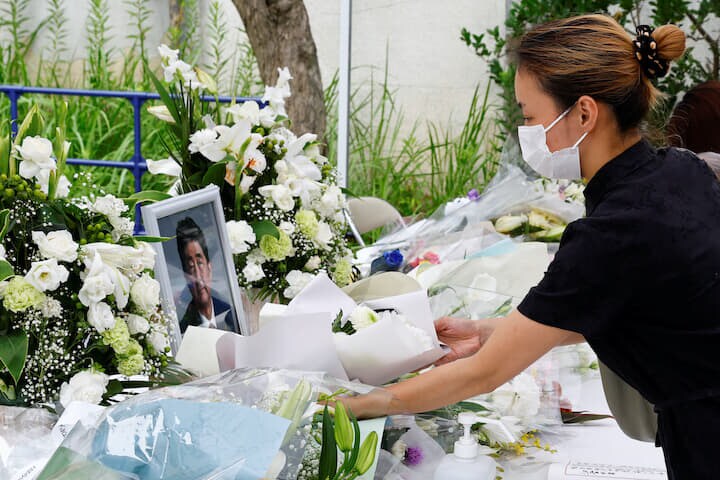 自民党本部前の献花台には安倍氏の死を悼む人たちが列を作った　Kim Kyung Hoon/REUTERS
