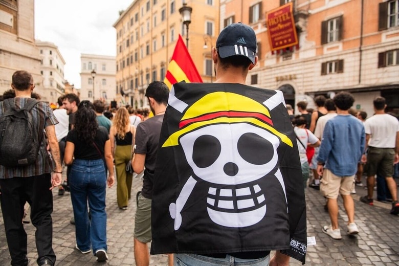 『ワンピース』の海賊旗を背負ってパレスチナ支援デモに参加する学生（9月22日、ローマ）　 © Sebastiano Bacci/ZUMA Press Wire