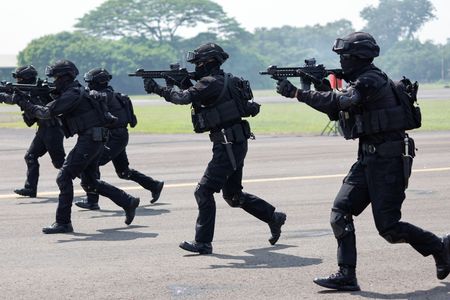 インドネシアのジョコ大統領は５日、軍備近代化の重要性を強調した上で、国家予算に限りがあることから支出は賢明に行うべきだと指摘した。写真はインドネシア空軍の記念式典で８月撮影。（2023年 ロイター/Willy Kurniawan/File Photo）