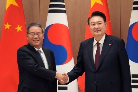 韓国の尹錫悦大統領と中国の李強首相は２６日に会談、外交・安全保障対話を開始し、自由貿易協定（ＦＴＡ）協議の再開で合意した。代表撮影。（2024年　ロイター）