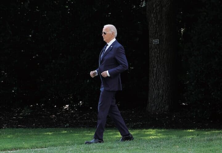 7月15日に公務でラスベガスに旅立つバイデン。現地でコロナ感染が分かり予定を変更した　KEVIN DIETSCH／GETTY IMAGES