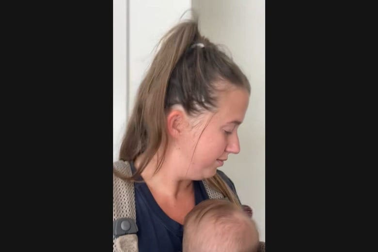 一見すると首に異常は見られないが、正面を向くと……　@stufflaurendoes_ / TikTok