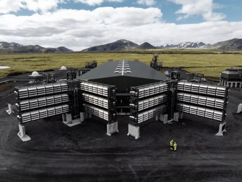 先月稼働したクラウドワークス社の「マンモス」。大気中から直接CO2を除去する世界最大のプラントだ　COURTESY OF CLIMEWORKS