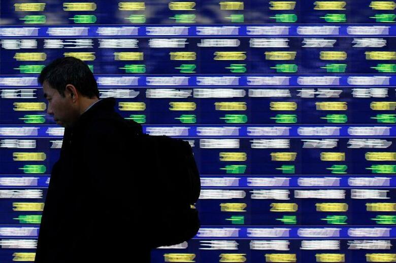 前場の東京株式市場で、日経平均は前営業日比148円53銭高の1万9233円50銭となり、反発した。写真は都内の株価ボード。2013年12月撮影（2020年　ロイター／Toru Hanai）
