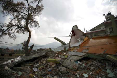 　５月１２日、ネパールでマグニチュード（Ｍ）７．３の地震が発生した。国際移住機関（ＩＯＭ）のスポークスマンによると、首都カトマンズの北にある中部シンドパルチョーク地区のチョウタラでは建物が崩壊し、少なくとも４人の死亡が確認された。カトマンズで１１日撮影（２０１５年　ロイター/Navesh Chitrakar）