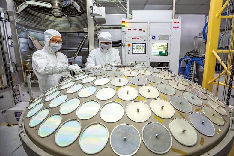 中国政府はレガシー半導体で市場を圧倒しようとしている（江蘇省にあるメーカーのシリコンウエハー製造ライン）　VCG/GETTY IMAGES