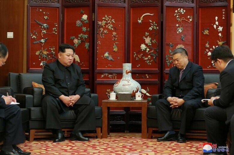 ４月２３日、北朝鮮の金正恩朝鮮労働党委員長（写真）は、同国で２２日夜に発生したバス事故で中国国籍の３２人が死亡したことを受け、平壌の中国大使館を訪問し、「深い哀悼の意」を表明した。朝鮮中央通信（ＫＣＮＡ）提供。９日撮影（２０１８年　ロイターKCNA/via Reuters/File Photo）