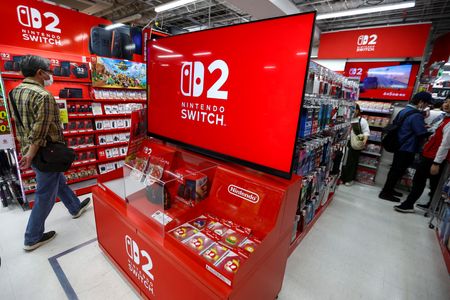 家庭用ゲーム機「ニンテンドースイッチ２」の展示。2025年6月、都内の家電量販店で撮影。REUTERS/Issei Kato