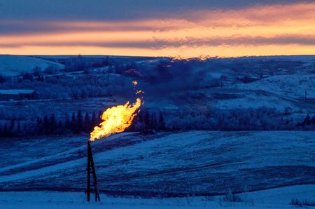 米エネルギー情報局（ＥＩＡ）は８日付の短期エネルギー見通し（ＳＴＥＯ）で今年の国内の天然ガス需給について、生産が減少する一方、需要は過去最高水準に高まるとの見通しを示した。写真はノースダコタの天然ガス油田（２０２４年　ロイター／Andrew Cullen）