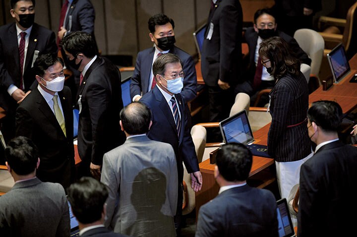 国会での演説を終え、退出する文在寅（7月16日）　JUNG YEON-JE-POOL-REUTERS