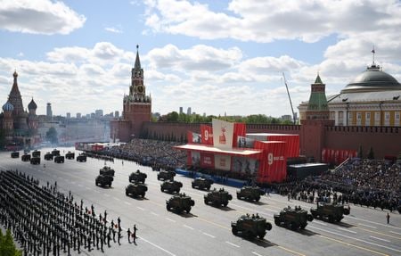 ロシアは９日、モスクワの赤の広場で行った第２次世界大戦の対ドイツ戦勝記念日の軍事パレード（写真）で、ウクライナ戦争で使用している戦闘用ドローン（無人機）を公開した。提供写真（２０２５年　ロイター/Host agency RIA Novosti）