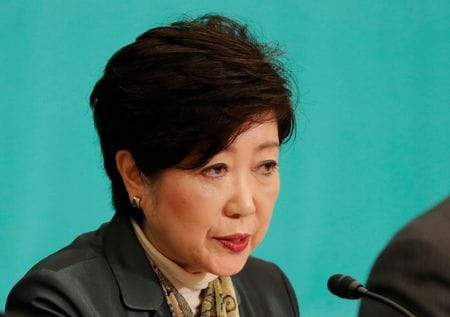 　６月２３日、東京都の小池百合子知事（写真）は記者会見で、世界経済フォーラム（ＷＥＦ）の最新の「ジェンダー・ギャップ指数」で日本が対象１４６カ国中１２５位と前年の１１６位から後退したことについて「これに限らず、ランキングが出るたびにため息をついている」と述べた。写真は２０１７年１０月、都内で撮影（２０２３年　ロイター/Kim Kyung-Hoon）