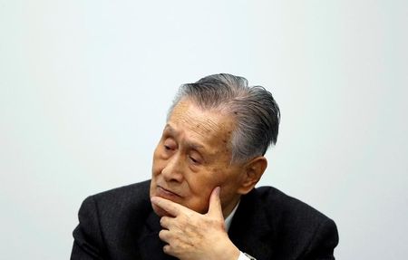 　３月２３日、東京オリンピック・パラリンピック競技大会組織委員会の森喜朗会長（写真）は記者会見で、最近の欧米での新型コロナウイルス流行など国際情勢の変化を踏まえ、「最初の（計画）通りでやるんだというほど、私どもは愚かではない」と述べ、東京開催に向けて柔軟なスタンスをとっていく方針を示した。都内で撮影（２０２０年　ロイター／Issei Kato）