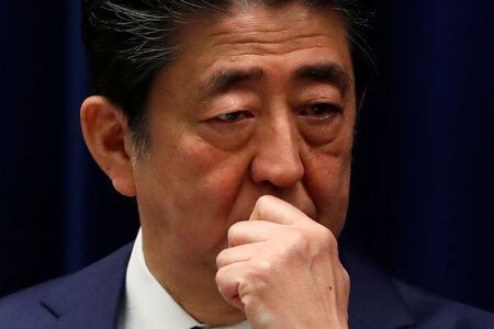 ３月３１日、安倍晋三首相（写真）は、経済財政諮問会議であいさつし、新型コロナウイルスの感染拡大に伴う世界経済の縮小が「日本経済に甚大な影響」を及ぼすとの認識を示した上で、そのマグニチュードに見合った政策を打つ考えを示した。首相官邸で２８日撮影（２０２０年　ロイター/Issei Kato）