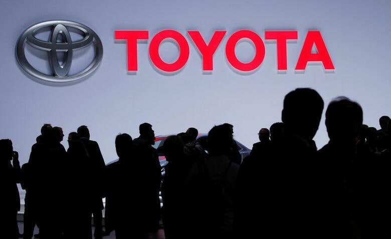 トヨタ自動車は、2020年春季労使交渉で労働組合に対し、「人への投資」を含め、非正規の期間従業員など全組合員1人平均8600円の「賃金」改善を回答した。写真はジュネーブで昨年3月撮影（2020年　ロイター／Denis Balibouse）