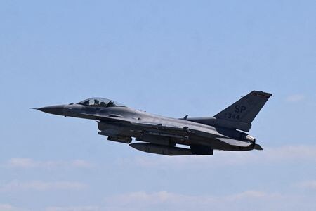 １月２６日、バイデン米政権は、トルコに対するＦ１６戦闘機４０機などの売却を進める意向を議会に正式に通知した。写真はドイツのシュパングダーレム空軍基地で２０２３年６月撮影したＦ１６（２０２４年　ロイター／Jana Rodenbusch）
