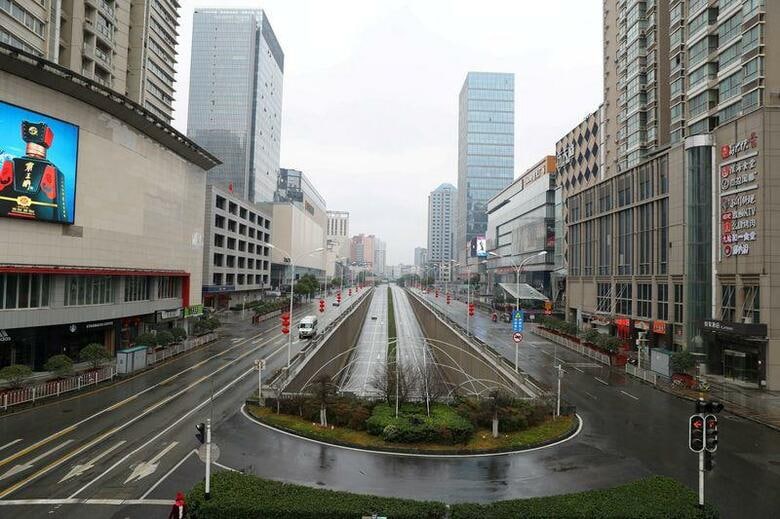 外務省は7日、湖北省に在留する方を帰国させるために派遣された第4便のチャーター機が現地時間7日午前6時42分に武漢を出発したと発表した。写真は1月26日の武漢市内の様子（2020年　ロイター）