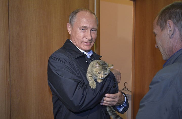 シベリアを視察中、住民の猫を抱くロシアのプーチン大統領（2015年9月4日） Alexei Druzhinin/RIA Novosti/Kremlin-REUTERS