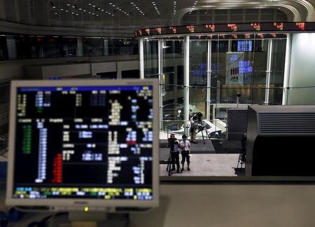 　１１月１１日、東京株式市場で日経平均は６日続伸した。都内で７月撮影（２０１５年　ロイター/Yuya Shino）