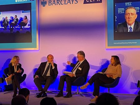 イングランド銀行（英中央銀行）のチーフエコノミスト、ヒュー・ピル氏は、英中銀が機能不全の市場で英国債を売却することはないが、ファンダメンタルズの変化を反映した急激な価格変動は英国債の売却を一時的に停止する理由にはならないと述べた。ロンドンで撮影（２０２２年　ロイター/Marc Jones）