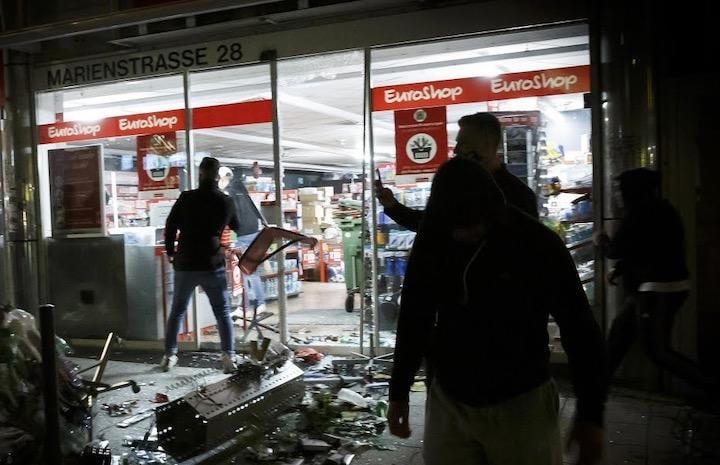 シュトゥットガルトで、数百人の若者が警察隊に襲いかかった...... Guardian News-YouTube