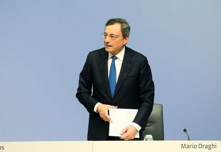 　イタリアで新たな連立に向けた協議が物別れに終わる中、マッタレッラ大統領は２月３日に欧州中央銀行（ＥＣＢ）前総裁のマリオ・ドラギ氏（写真）と会談する。大統領は、新政権樹立に向けてドラギ氏を首相候補に指名する可能性がある。独フランクフルトで２０１９年１０月撮影（２０２１年　ロイター/RALPH ORLOWSKI）