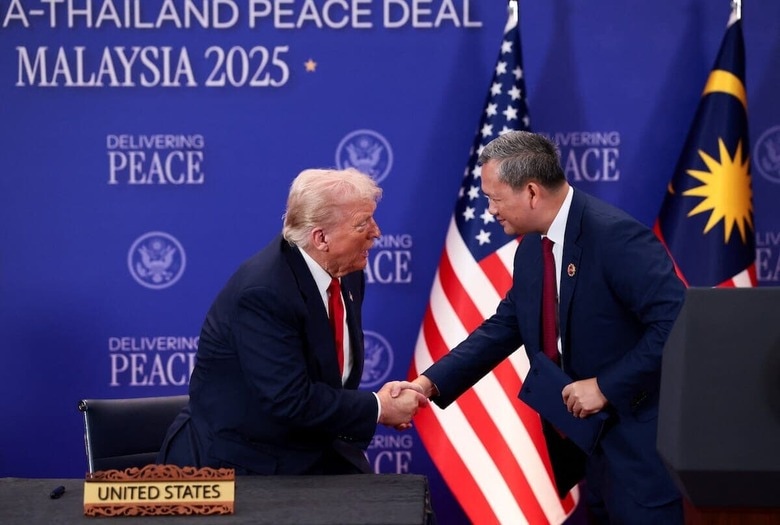 トランプをノーベル平和賞に推薦したフン首相（右）と握手するトランプ（10月26日、マレーシアのクアランプールで開かれたASEAN首脳会議で）　REUTERS/Evelyn Hockstein