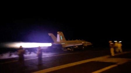 米中央軍は１９日、紅海南部に向けて発射準備を進めていたイエメンの親イラン武装組織フーシ派の対艦ミサイル３発に対する攻撃を実施したと明かした。提供画像（２０２４年　ロイター）