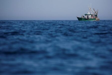 フランス政府が英欧州連合（ＥＵ）離脱後の漁獲量の減少に向け、水産業向けの対策について準備を進めていることが、業界関係者の話で分かった。写真はフランス近くを運航する漁船。６月２４日撮影（２０２０年　ロイター/Stephane Mahe）
