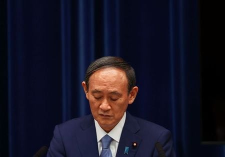 菅義偉首相は４日夕、政府が新型コロナウイルス感染症の医療提供体制に関して新たに決めた入院基準について「国民の命と健康を守るための措置として、必要な医療を受けられるようにするために決定した」と改めて説明した。写真は７月３０日、首相官邸で撮影（２０２１年　ロイター/Issei Kato）