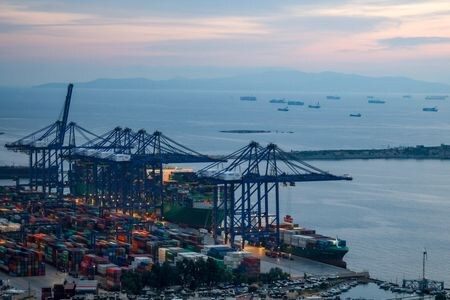 　１２月１０日、在中国の欧州連合（ＥＵ）商工会議所は、欧州企業が中国のサプライチェーン（供給網）からの多角化に向けた取り組みを加速していると指摘した。写真は、ギリシャのピレウス郊外ペラマにあるピレウス港のコンテナターミナル。１月撮影（２０２５年　ロイター/Louisa Gouliamaki）